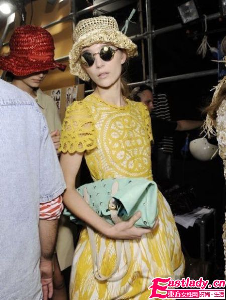 今夏欧美明星最具指标性的 帽子穿搭术