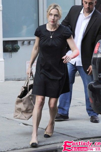 夏日学明星服装搭配穿出个性时尚