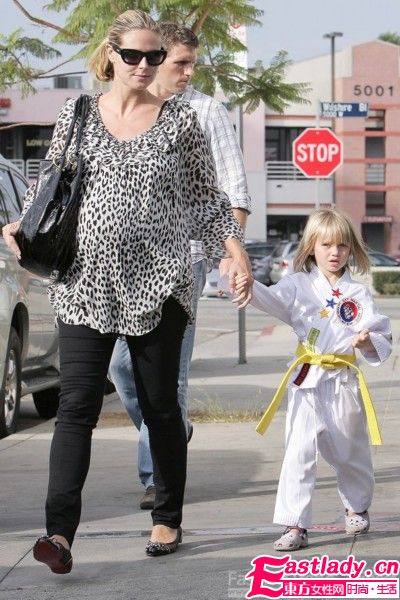 夏日学明星服装搭配穿出个性时尚