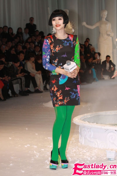 时尚女王范冰冰民族色彩图案短裙Hold住全场