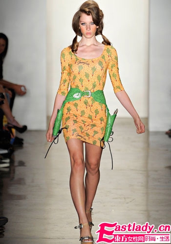 37岁贝嫂卖萌展现充满母性和童真