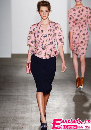 37岁贝嫂卖萌展现充满母性和童真