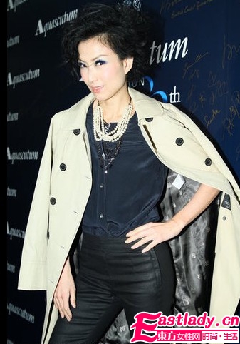 郑秀文风衣搭配穿出时尚个性