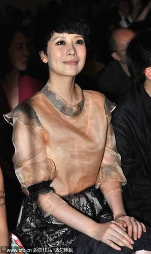 海清裙装演绎性感 简约又大方