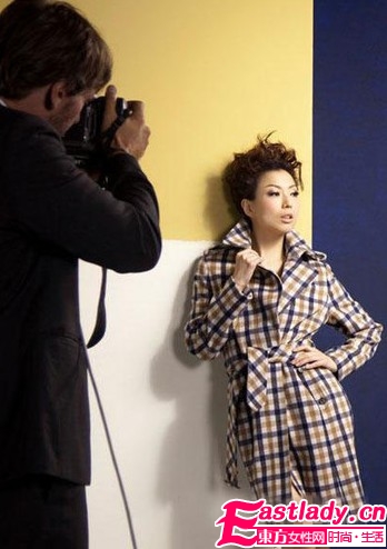 郑秀文风衣搭配穿出时尚个性