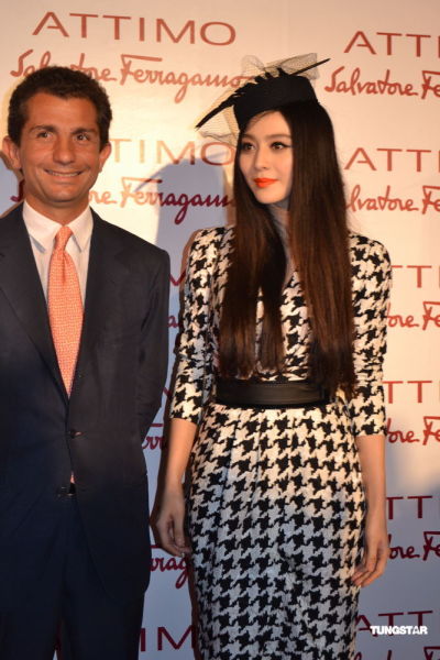 Lady Gaga冰冰帕尔墨千鸟格裙撞衫 谁穿更美丽