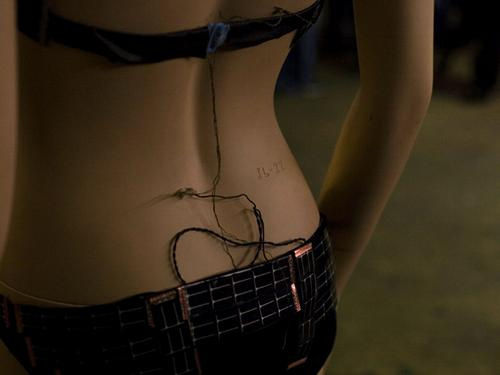 太阳能充电比基尼 成就最炫海滩宝贝