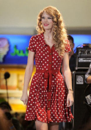 学明星演绎波点复古风 做时尚潮人