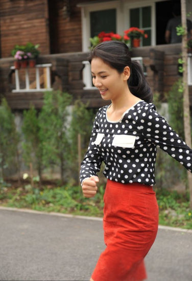 学明星演绎波点复古风 做时尚潮人