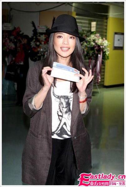 2011早春女明星都爱上帅气西装