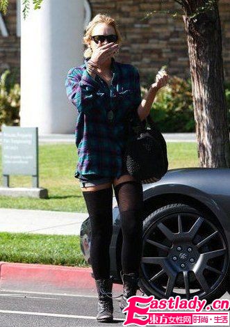 明星装嫩必杀技 中长袜强势回潮