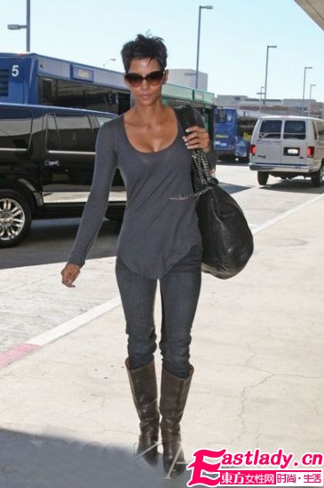 好莱坞女星大爱牛仔裤 美腿修型正好穿