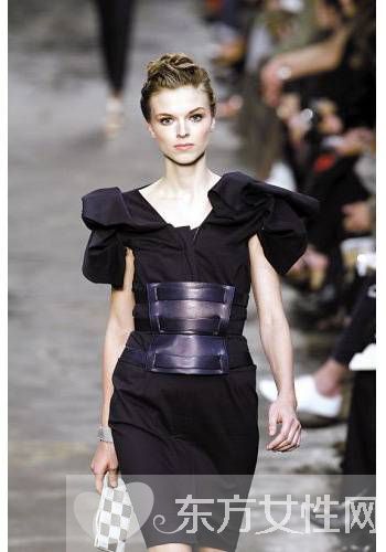 裙子妙搭宽腰带 秒变纤细小腰精