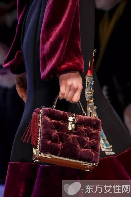 这个冬天 天鹅绒包包正悄悄大步迈进