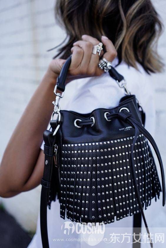 今年最火的水桶包 时尚达人凹造型全靠它