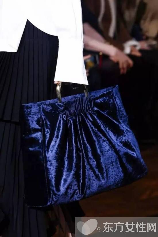 这个冬天 天鹅绒包包正悄悄大步迈进