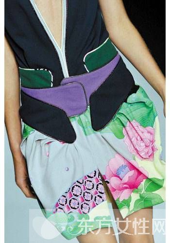 裙子妙搭宽腰带 秒变纤细小腰精