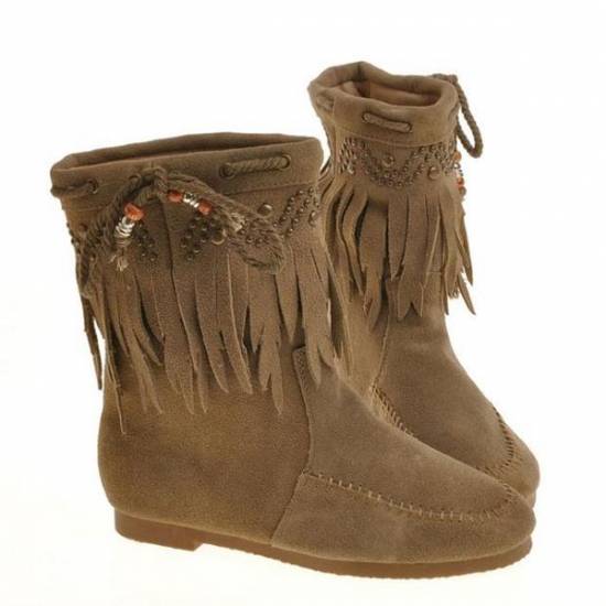 平底流苏短靴这么搭 让你成为街头最抢眼