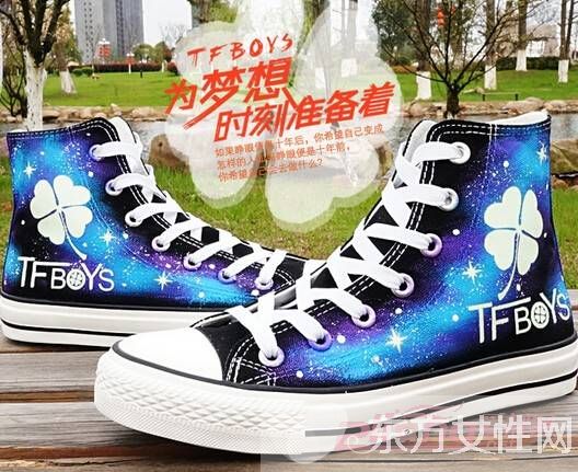 韩版涂鸦帆布鞋图片 经典款让你爱不释手