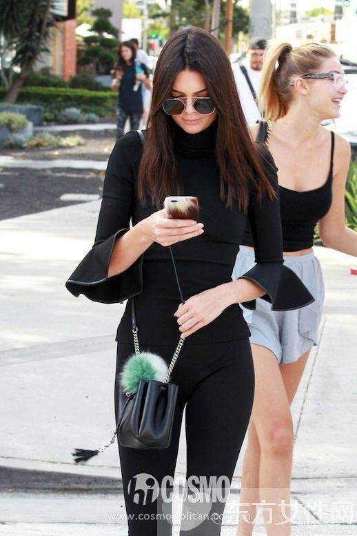 今年最火的水桶包 时尚达人凹造型全靠它