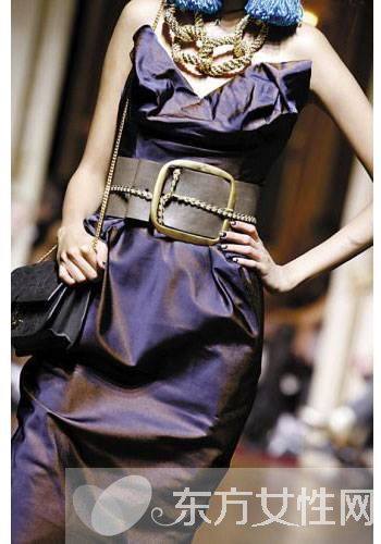 裙子妙搭宽腰带 秒变纤细小腰精