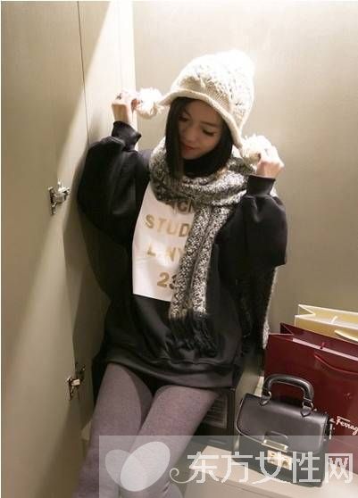 时尚围巾这么搭配 凸显出一种时尚感