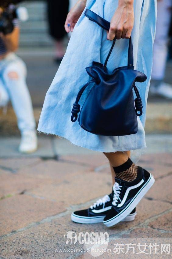 今年最火的水桶包 时尚达人凹造型全靠它