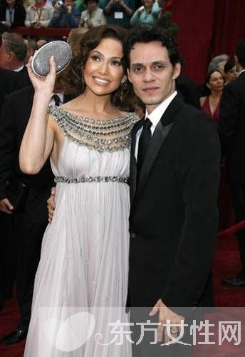 晚宴包巧妙搭配变女王 看女星们如何演绎