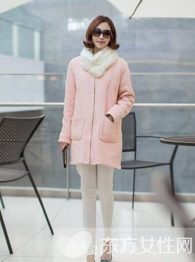 时尚围巾这么搭配 凸显出一种时尚感