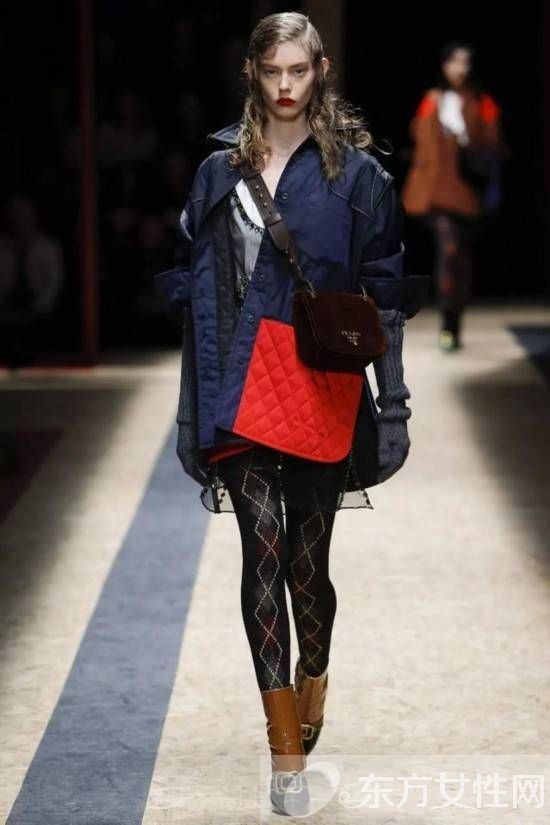 这个冬天 天鹅绒包包正悄悄大步迈进