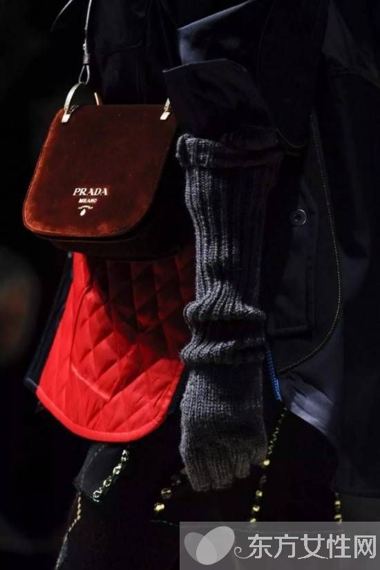 这个冬天 天鹅绒包包正悄悄大步迈进