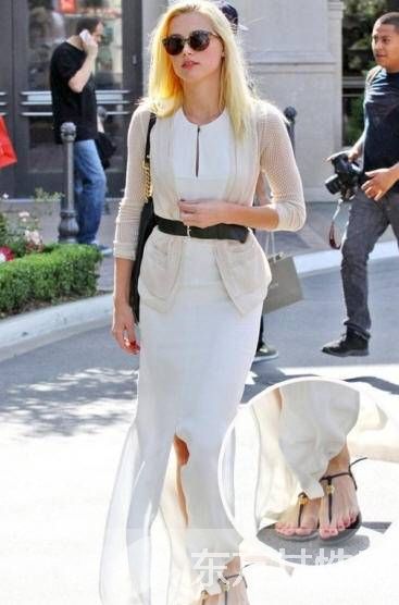 好莱坞女星也爱它 平底凉鞋搭上长裙真是美极了