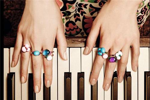 在指尖上跳跃又极具个性的戒指你有了吗