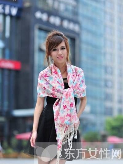 教你早春另类时尚披肩搭配 围巾也可变披肩