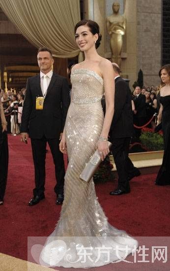 晚宴包巧妙搭配变女王 看女星们如何演绎