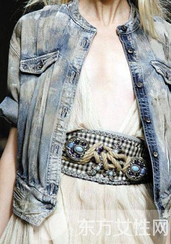 裙子妙搭宽腰带 秒变纤细小腰精