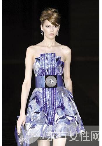 裙子妙搭宽腰带 秒变纤细小腰精