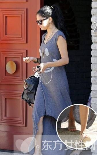 好莱坞女星也爱它 平底凉鞋搭上长裙真是美极了