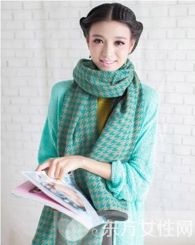 时尚围巾这么搭配 凸显出一种时尚感