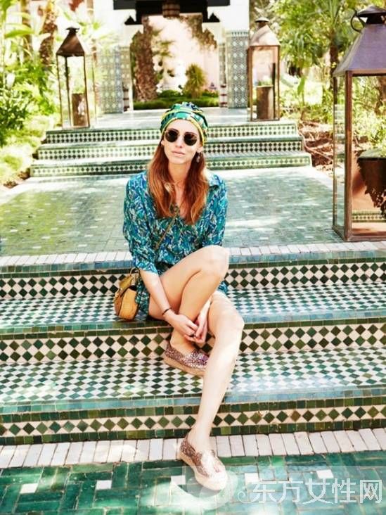 夏天丝巾的系法和搭配 让造型更有时尚趣味