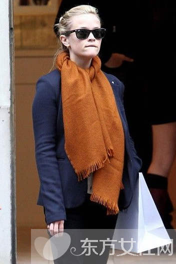 街拍潮人围巾搭配法则 几种搭法让你星味十足