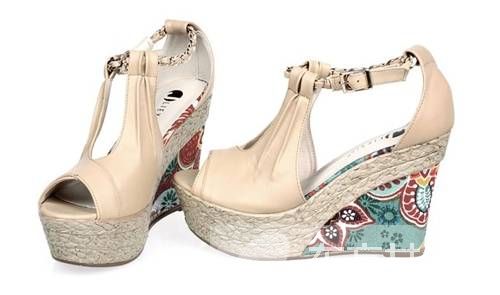 夏季时尚草编坡跟凉鞋 尽显田园风情