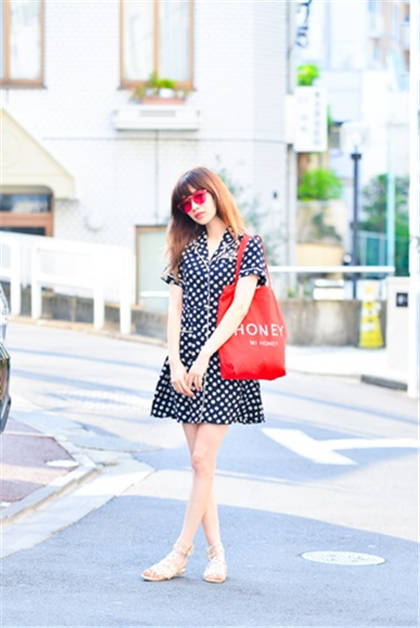 出门必备 帆布包简单搭出休闲风