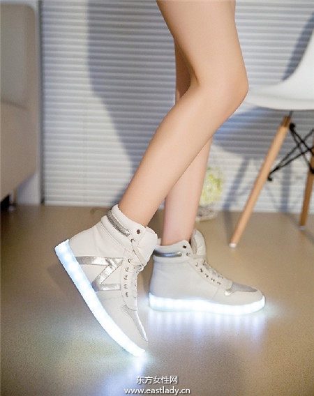 穿搭新宠儿 缤纷吸睛萤光鞋