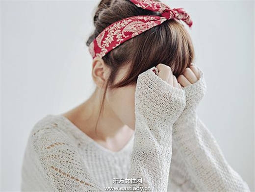 日本妞真会玩 一块头巾玩出百变造型