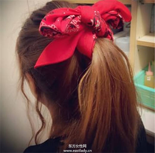 日本妞真会玩 一块头巾玩出百变造型