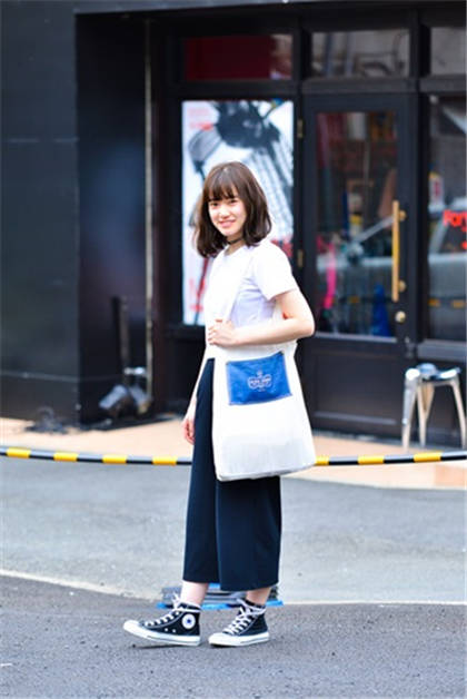 出门必备 帆布包简单搭出休闲风