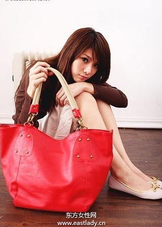 百搭休闲包将时尚表现的非常有个性