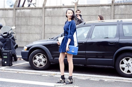 跟超模雎晓雯学品牌女包搭配