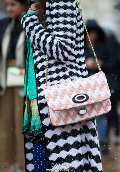 街拍欧美达人时髦包包提高回头率